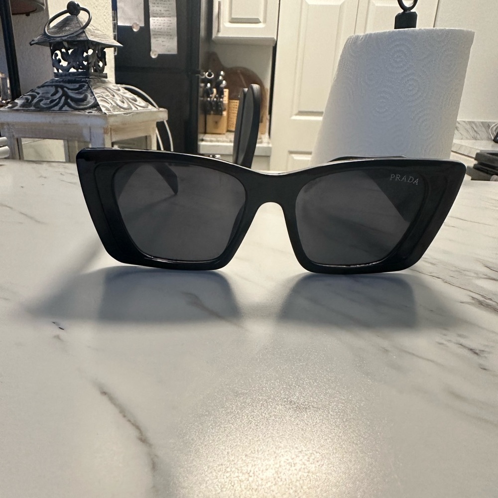 Worn twice Prada sunglasses w/o box